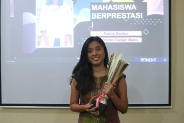 Mahasiswa FH UGM Peringkat...