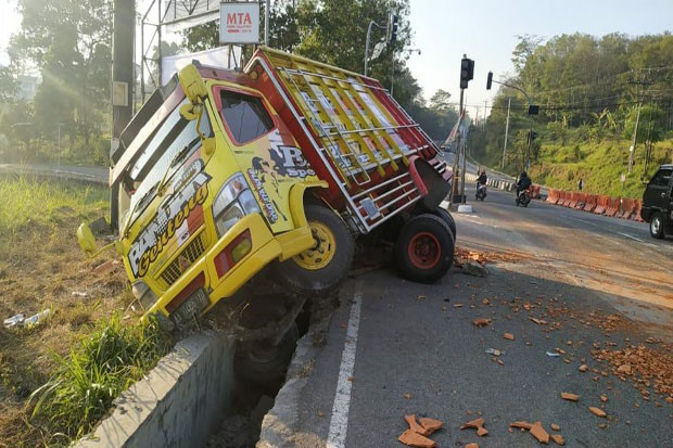 Rem Blong, Truk Hantam...
