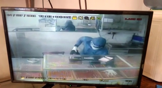 Perampokan Toko Emas,...