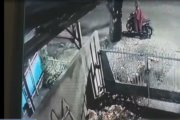 Asyik Ngobrol di Rumah...