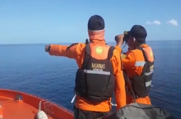 Kapal Terbakar di Laut...