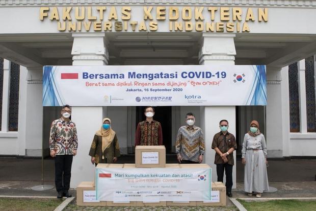 FKUI Terima Donasi Face...
