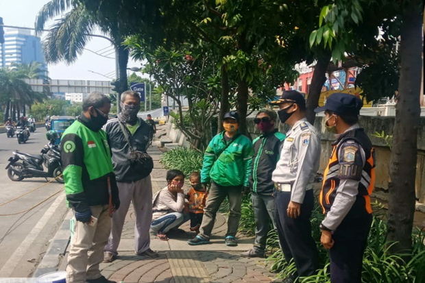 Berkerumun Tunggu Penumpang,...