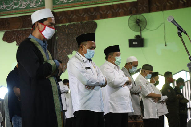 Pemkot Jakut Gelar Salat...