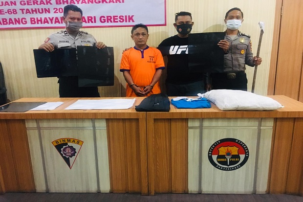 Dibantu sang Istri,...