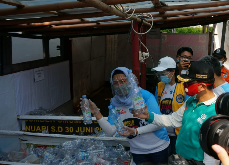 Le Minerale dukung Lions...