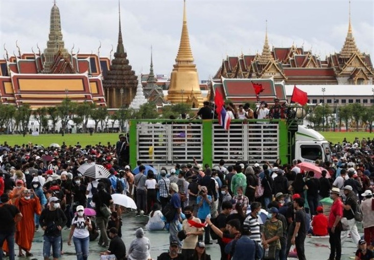 Ribuan Demonstran Berunjuk...