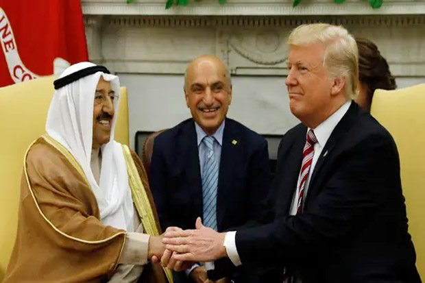 Trump Berikan Medali...