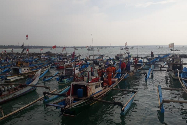 Dihantam Gelombang Tinggi,...