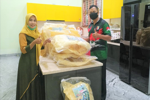 Ada Kerupuk Raksasa...