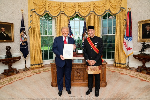 Serahkan Surat Kepercayaan...