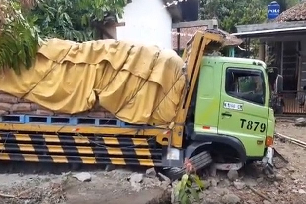 Truk Tronton Nyelonong...