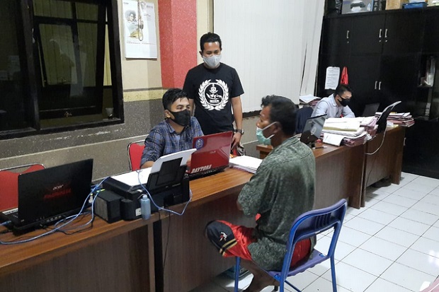 Pria Ini Tabrak Gerbang...