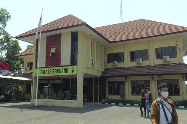 Perampokan Rumah Polisi,...
