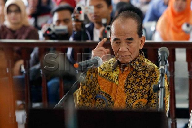 Eks Gubernur Riau Annas...