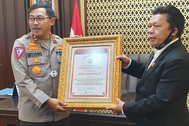 Lemkapi Berikan Penghargaan...