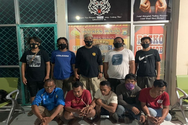 Asyik Judi di Tengah...