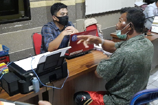 Pria yang Terobos Gerbang...