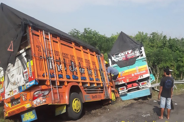 2 Truk Tabrakan di Tol...