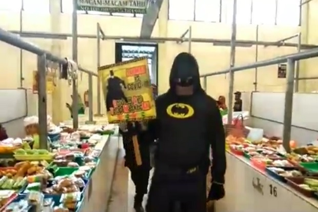 Berkostum Batman, Polisi...