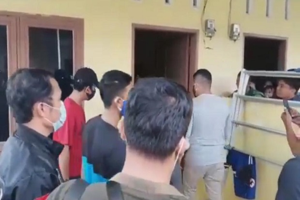 Polisi Bekuk 5 Pembunuh...