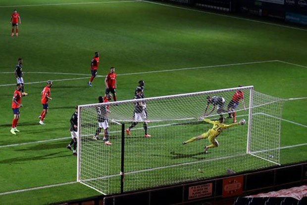 Debut Kiper Dean Henderson...