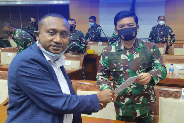 DPR Serahkan Kronologi...