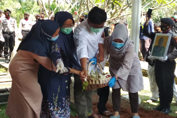 Pemakaman Suami Bupati...