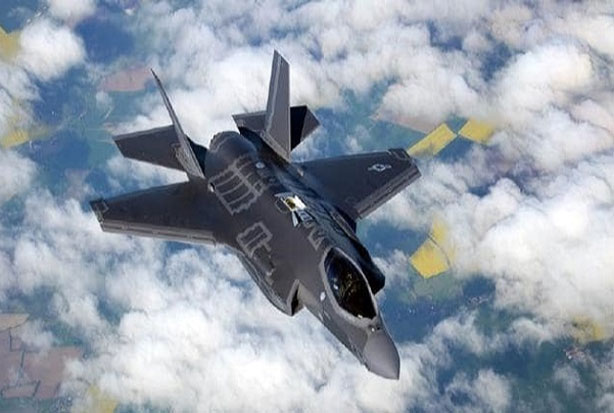Jet Tempur Su-30 Dirudal...