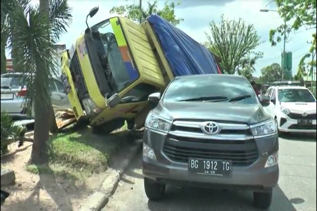 Truk Timpa Minibus di...