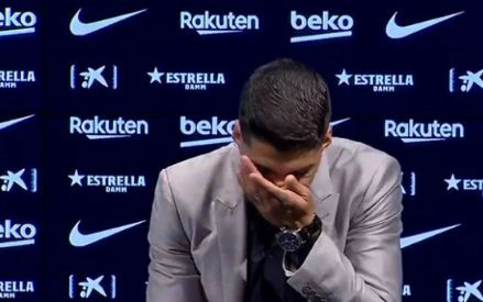 Luis Suarez Menangis...