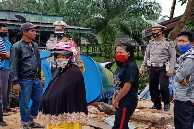 Truk Tabrak Kedai di...