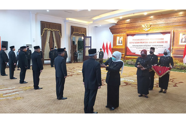 Kukuhkan Enam Pjs Bupati...