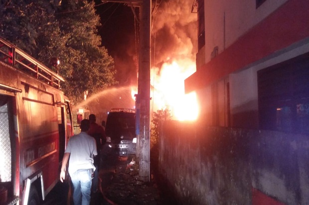 Gudang Gas Terbakar...