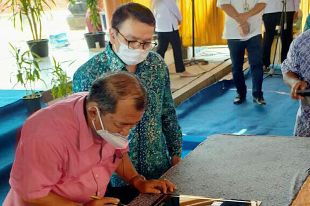 Kemenag Serahkan KMA...