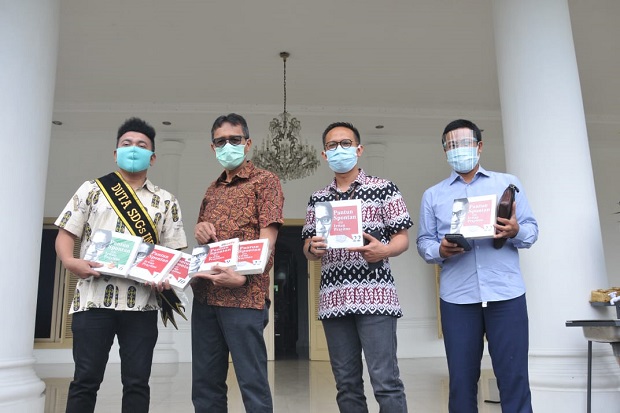 Stafsus Presiden Kunjungi...
