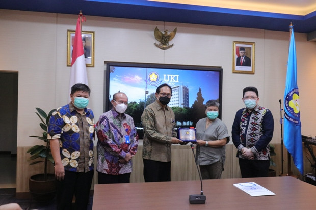 Kemenkes Serahkan Bantuan...