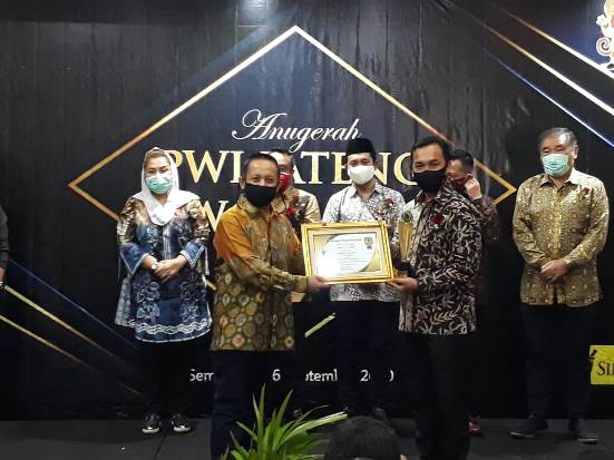 PWI Jateng Serahkan...