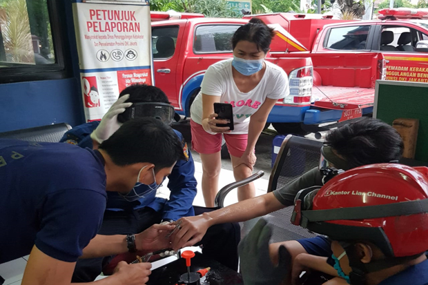 Tak Bisa Lepaskan Cincin,...