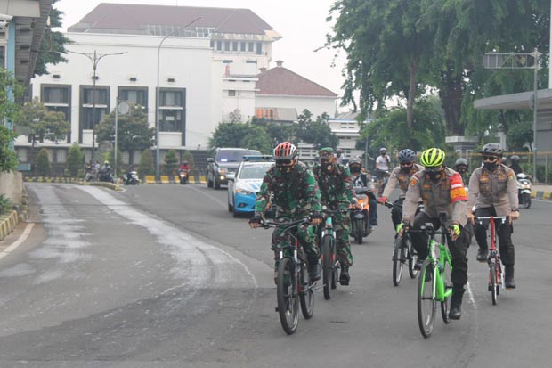Keliling Bersepeda,...