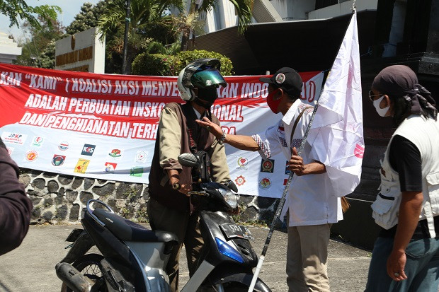 Ratusan Massa Hadang...