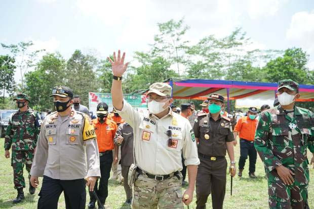 Bupati Dodi Reza Memberi...