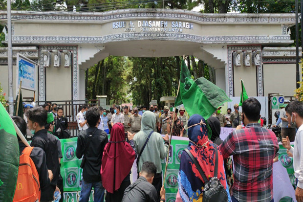 Mandikan Jenazah Perempuan,...