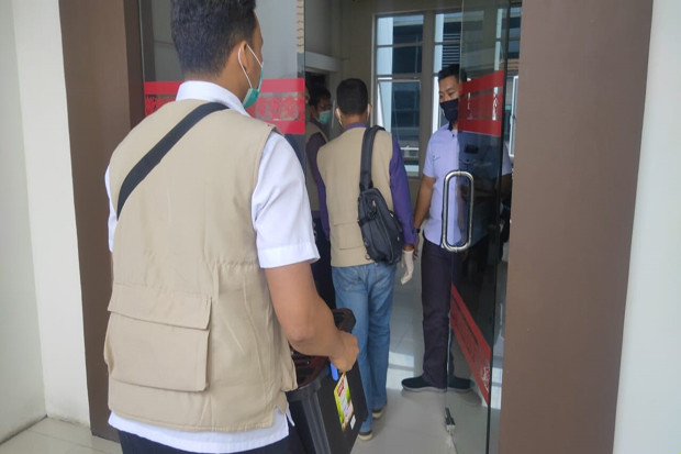 Polda Kalbar Geledah...