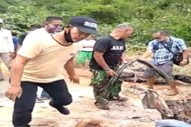 Bus Asal Pati Adu Kambing...