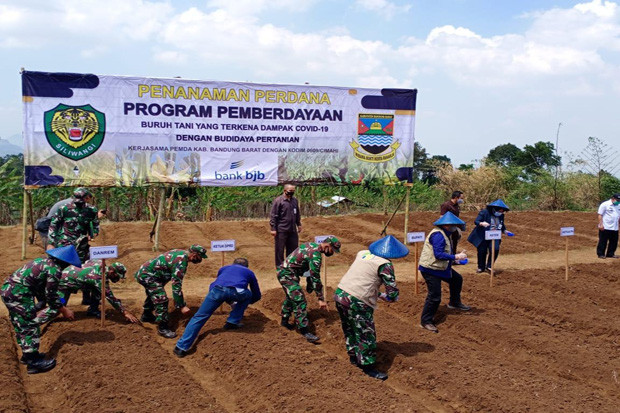 Pemda KBB-TNI Bantu...