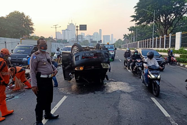 Tabrak Pembatas Jalan,...