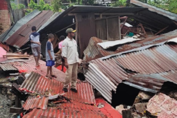 Diterjang Banjir, 2...