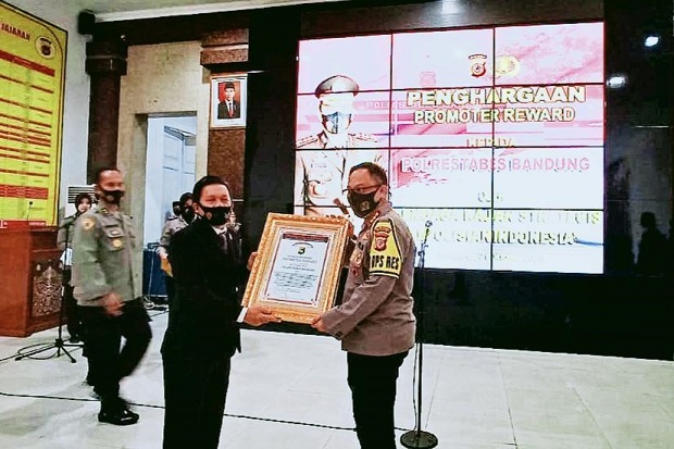 Berprestasi di Tengah...