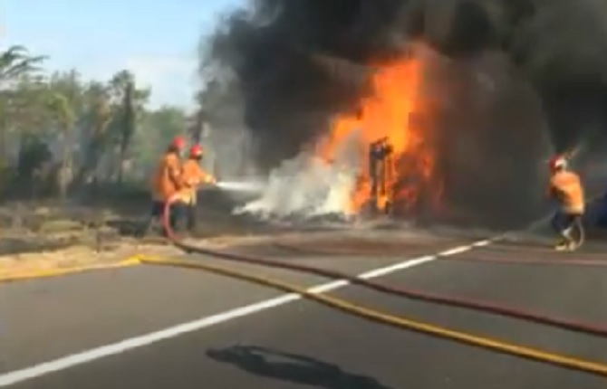 Truk Muatan Karet Terbakar...